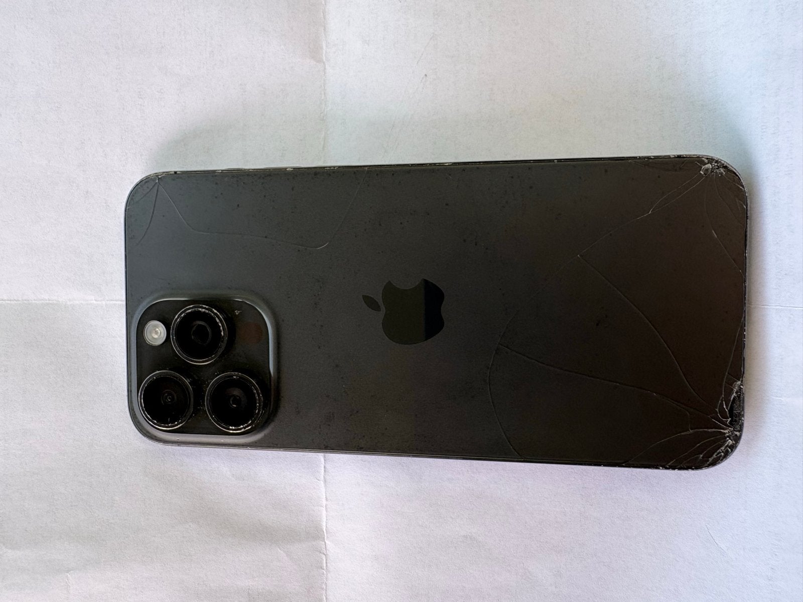 iPhone 15 Pro Max 256GB - Gebarsten achterkant, Telecommunicatie, Mobiele telefoons | Apple iPhone, Gebruikt, Zwart, IPhone 15 Pro Max
