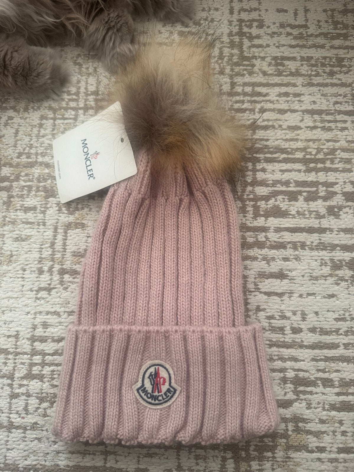 Originele Moncler roze muts met bontpompon, Ophalen of Verzenden, Nieuw, Maat 36 (S), Muts