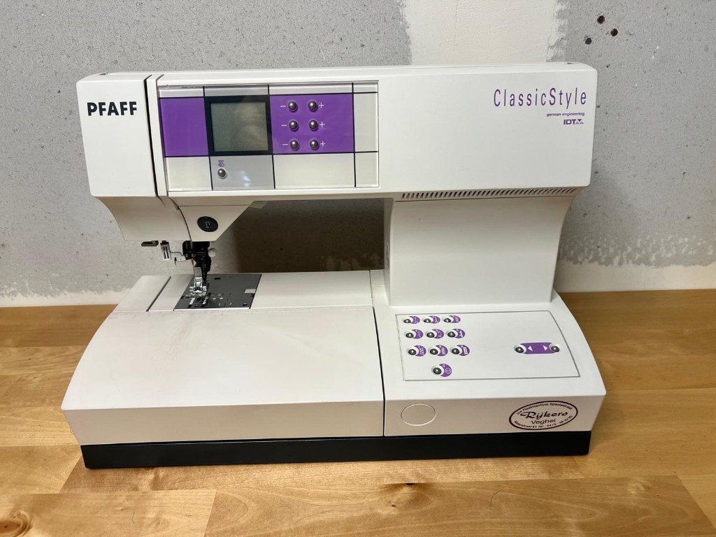 Pfaff ClassicStyle 2025 naaimachine + accessoires, Ophalen, Gebruikt, Naaimachine, Pfaff