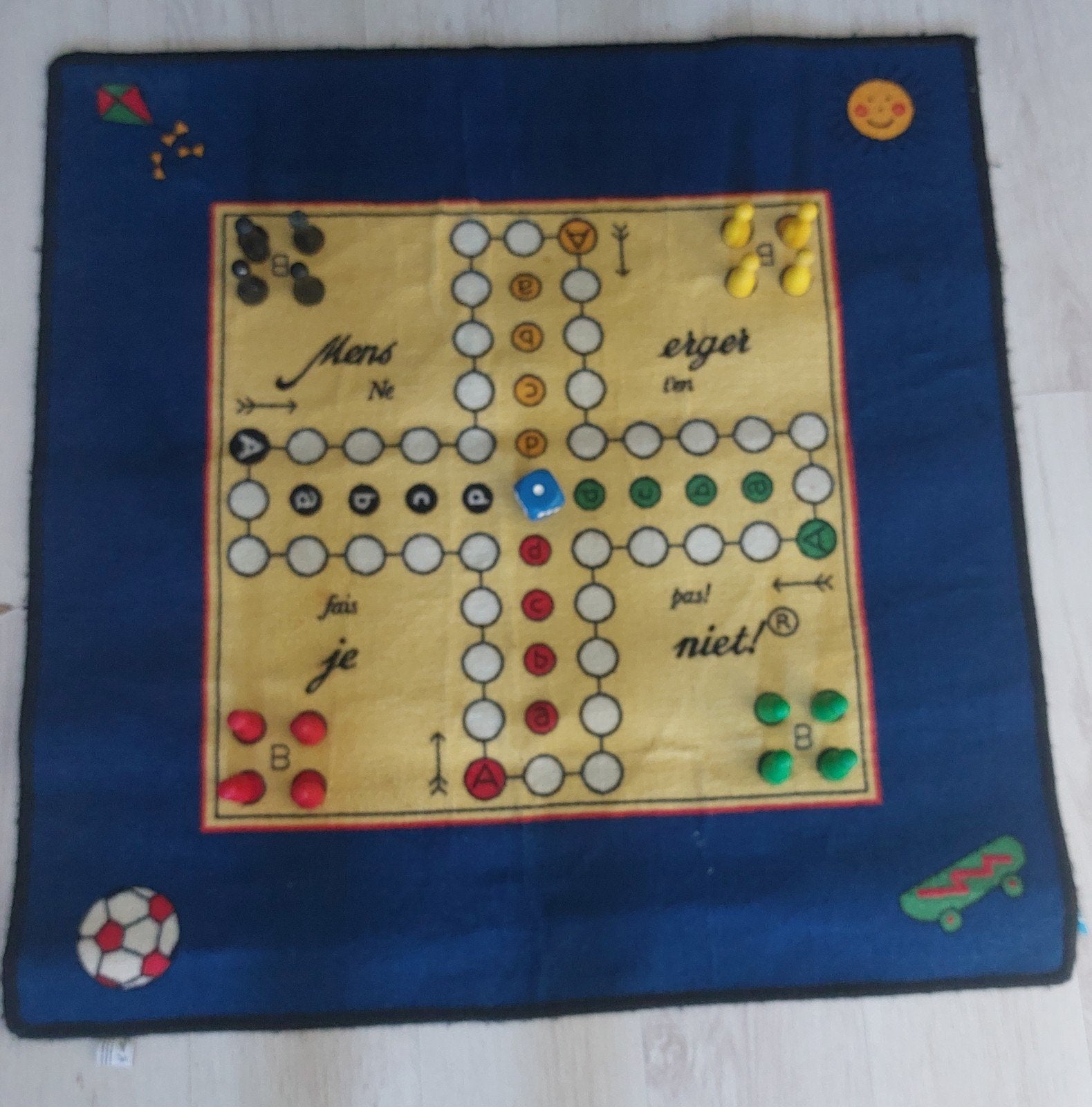 Mens Erger Je Niet! Vloerkleed Spel, Drie of vier spelers, Ophalen of Verzenden, Gebruikt, Reisspel