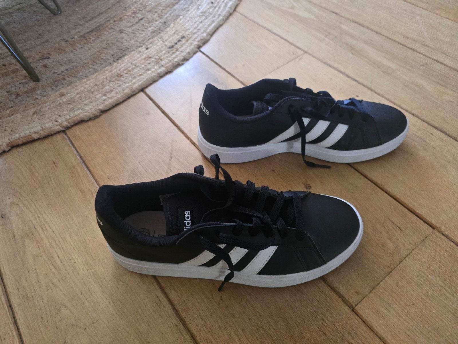 Adidas sneakers zwart met witte strepen - Maat 43, Adidas, Zwart, Ophalen of Verzenden, Sneakers of Gympen