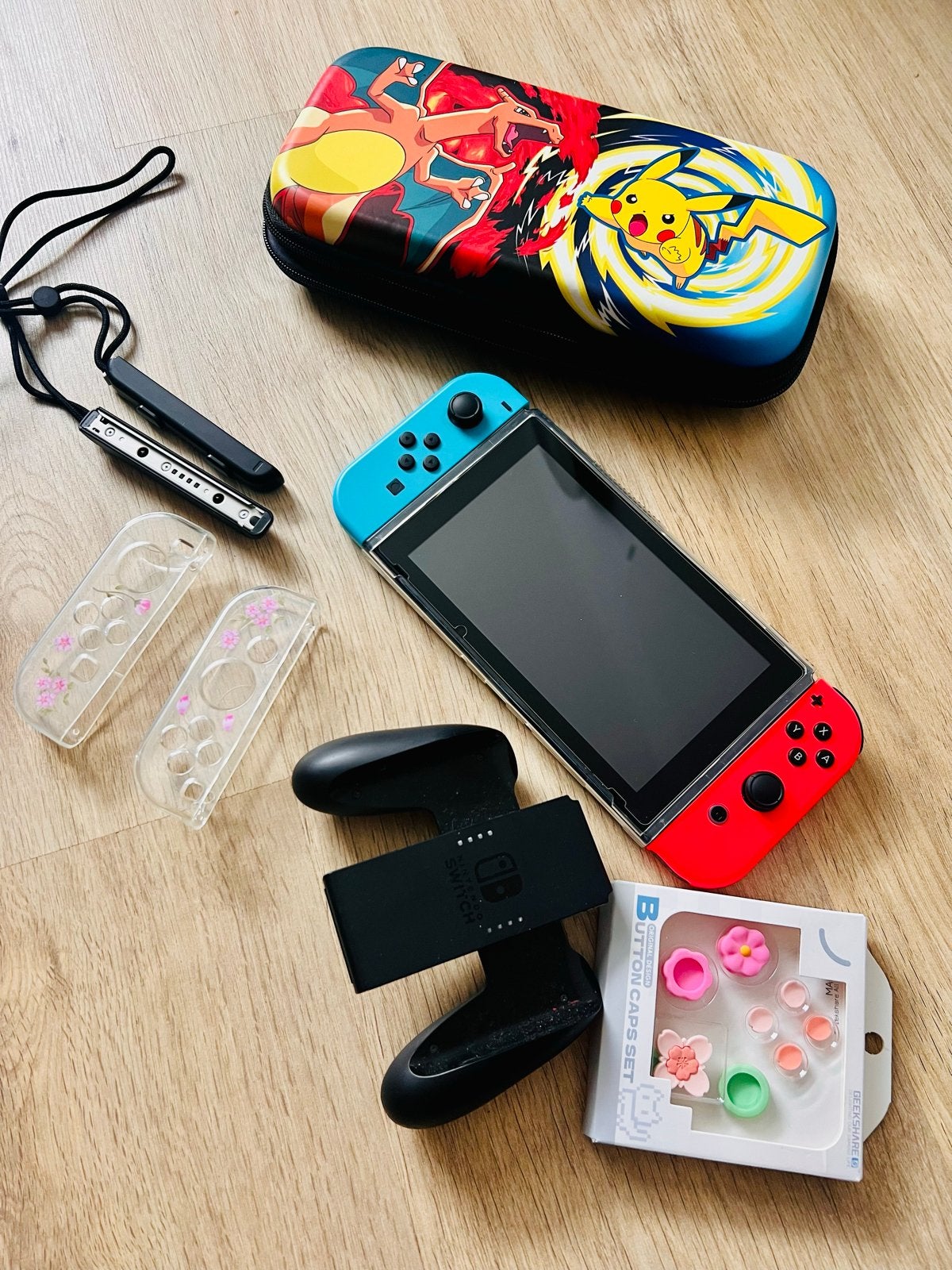 Nintendo Switch met accessoires en Pikachu hoes