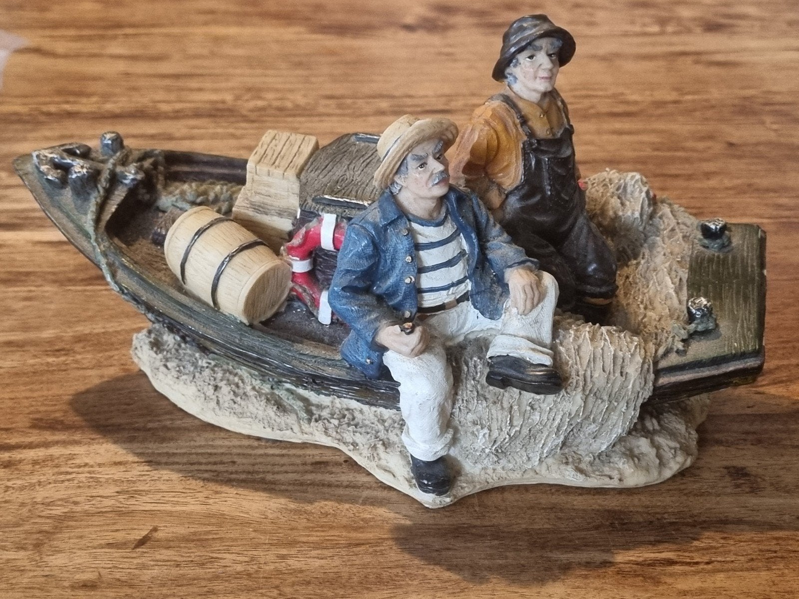 Decoratieve beeldengroep van vissers in boot, Ophalen of Verzenden, Zo goed als nieuw, Mens