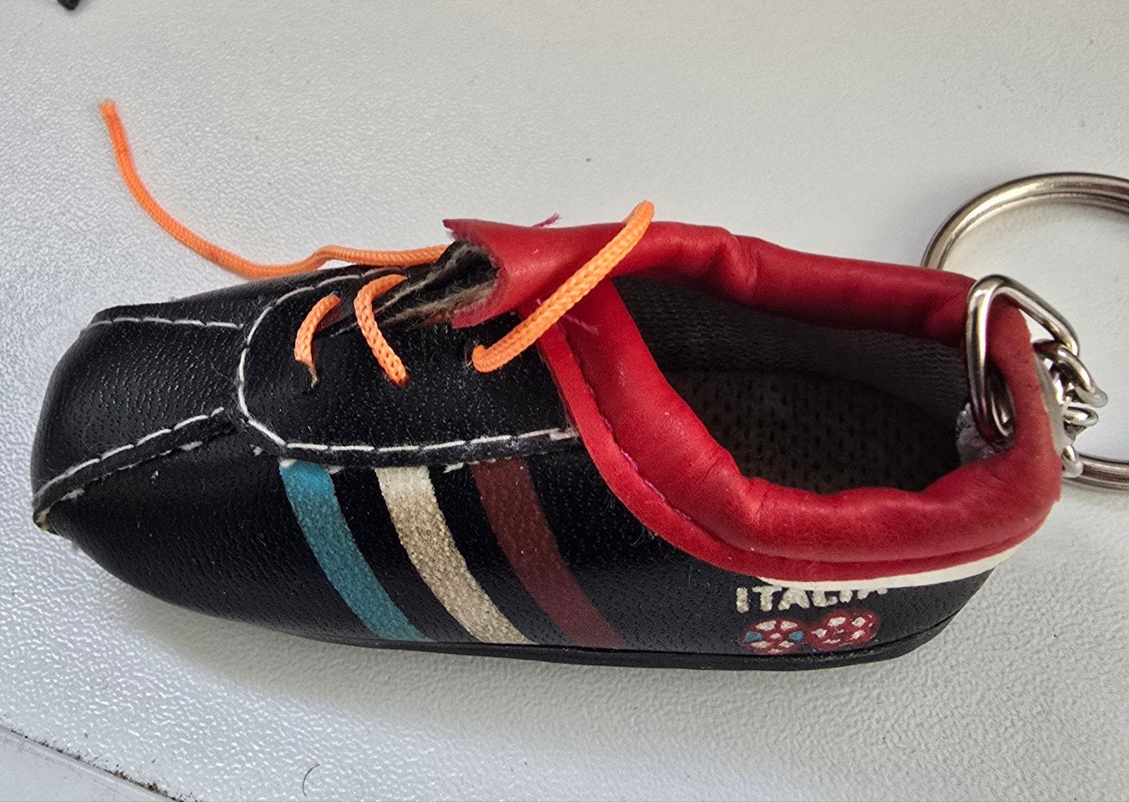 Sleutelhanger Voetbalschoen Italië - Zwart/Rood, Ophalen of Verzenden, Gebruikt, Sport