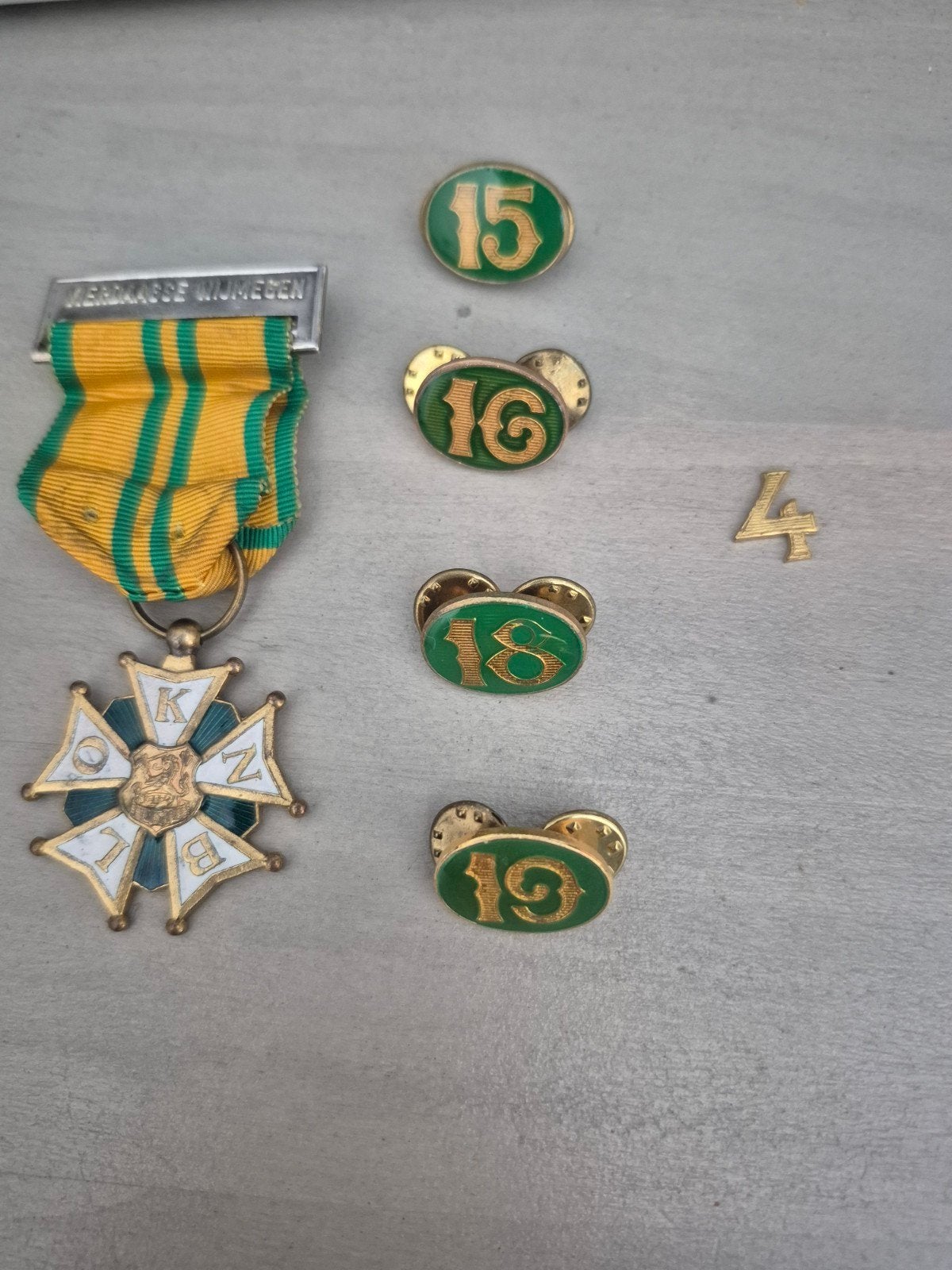Vierdaagse kruisjes, Verzamelen, Speldjes, Pins en Buttons, Ophalen, Gebruikt, Overige onderwerpen