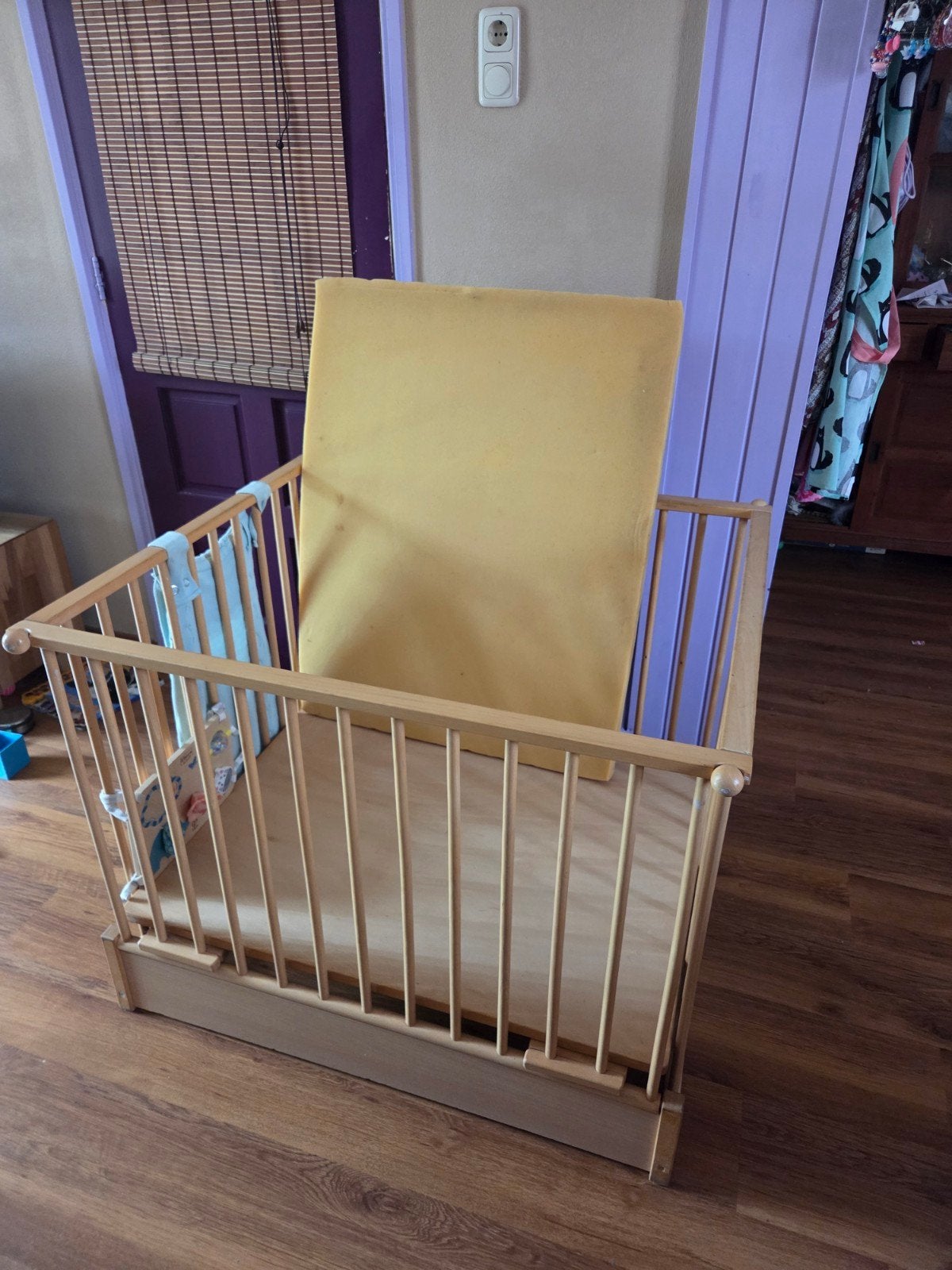 Houten box met speelpaneel en matras en zak, Ophalen, Gebruikt