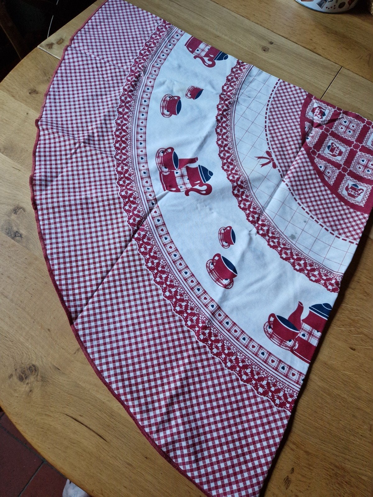 ROND ROOD GEZELLIG TAFELKLEED, Tafelkleed, Ophalen of Verzenden, Rond, Rood