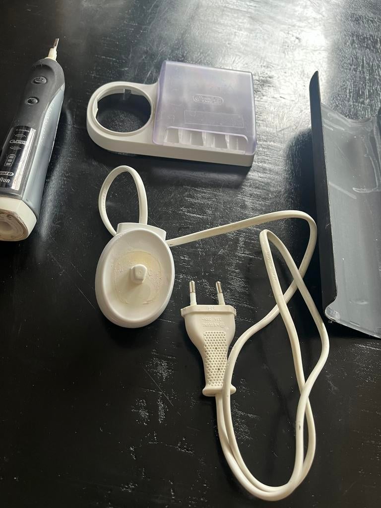 Veel gebruikte elektrische tandenborstel oral B, Ophalen of Verzenden, Gebruikt, Tandenborstel