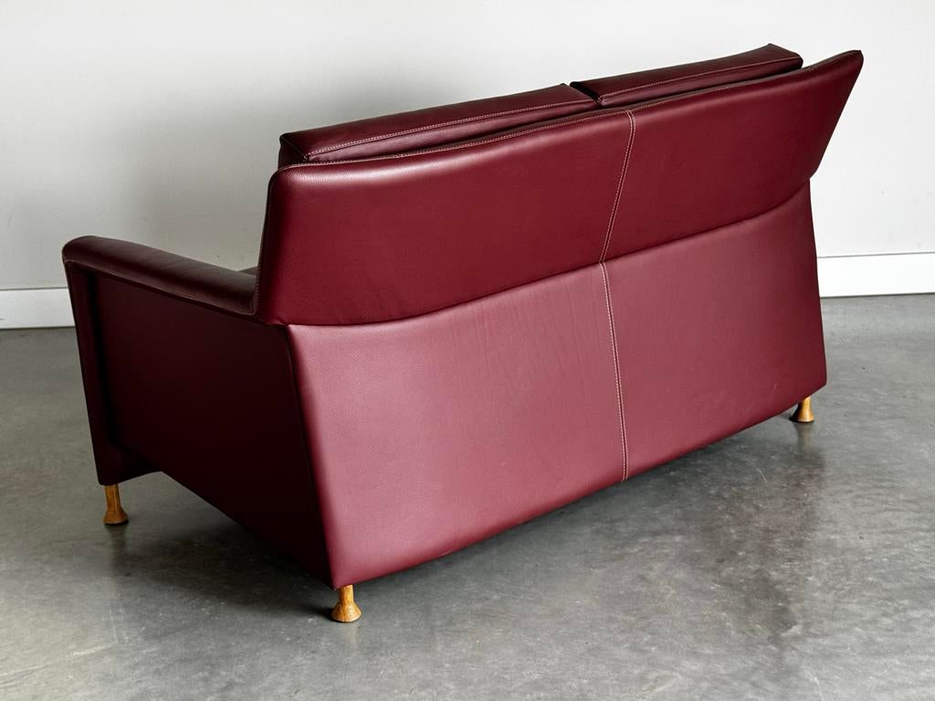 Leolux Paian 2-zits – Bordeaux Rood – Verstelbare Zitdiepte, Huis en Inrichting, Leolux, Leolux, 150 tot 200 cm, Tweepersoons