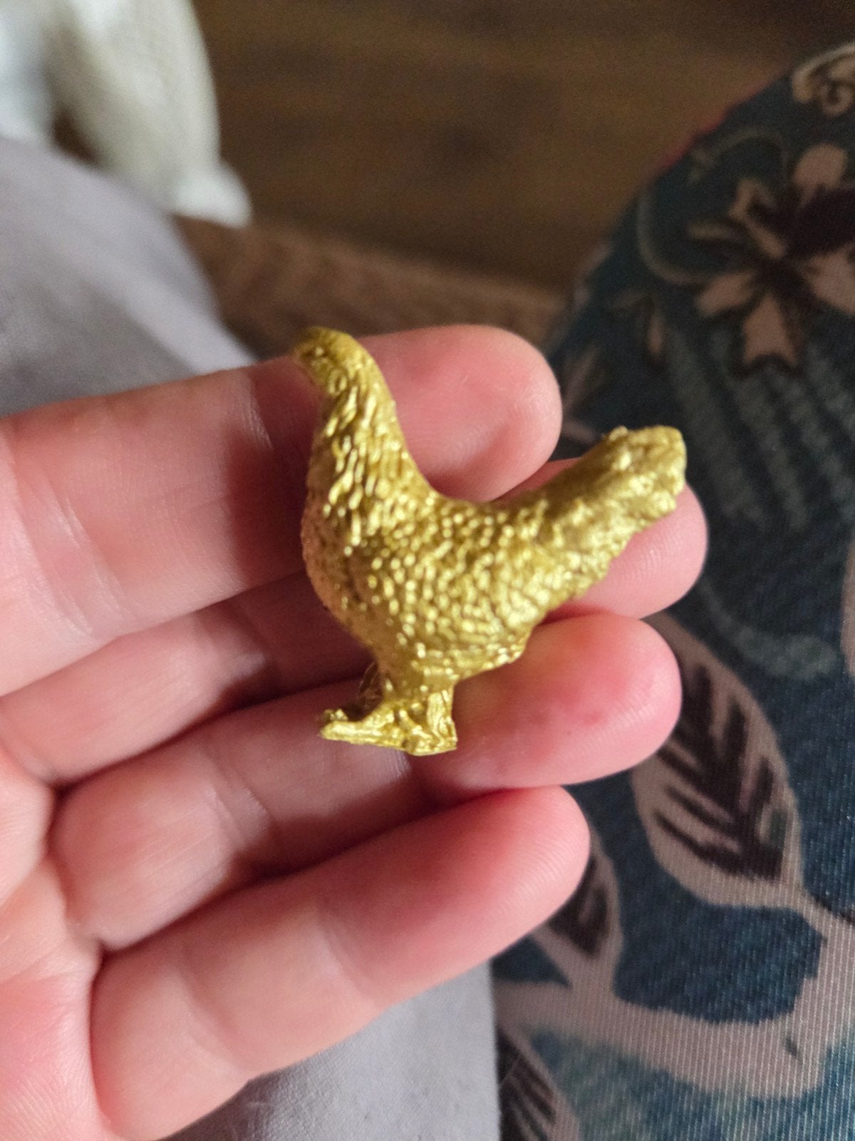 Gouden kip beeldje van kunststof, Ophalen of Verzenden, Nieuw, Boerderijdier, Beeldje of Figuurtje