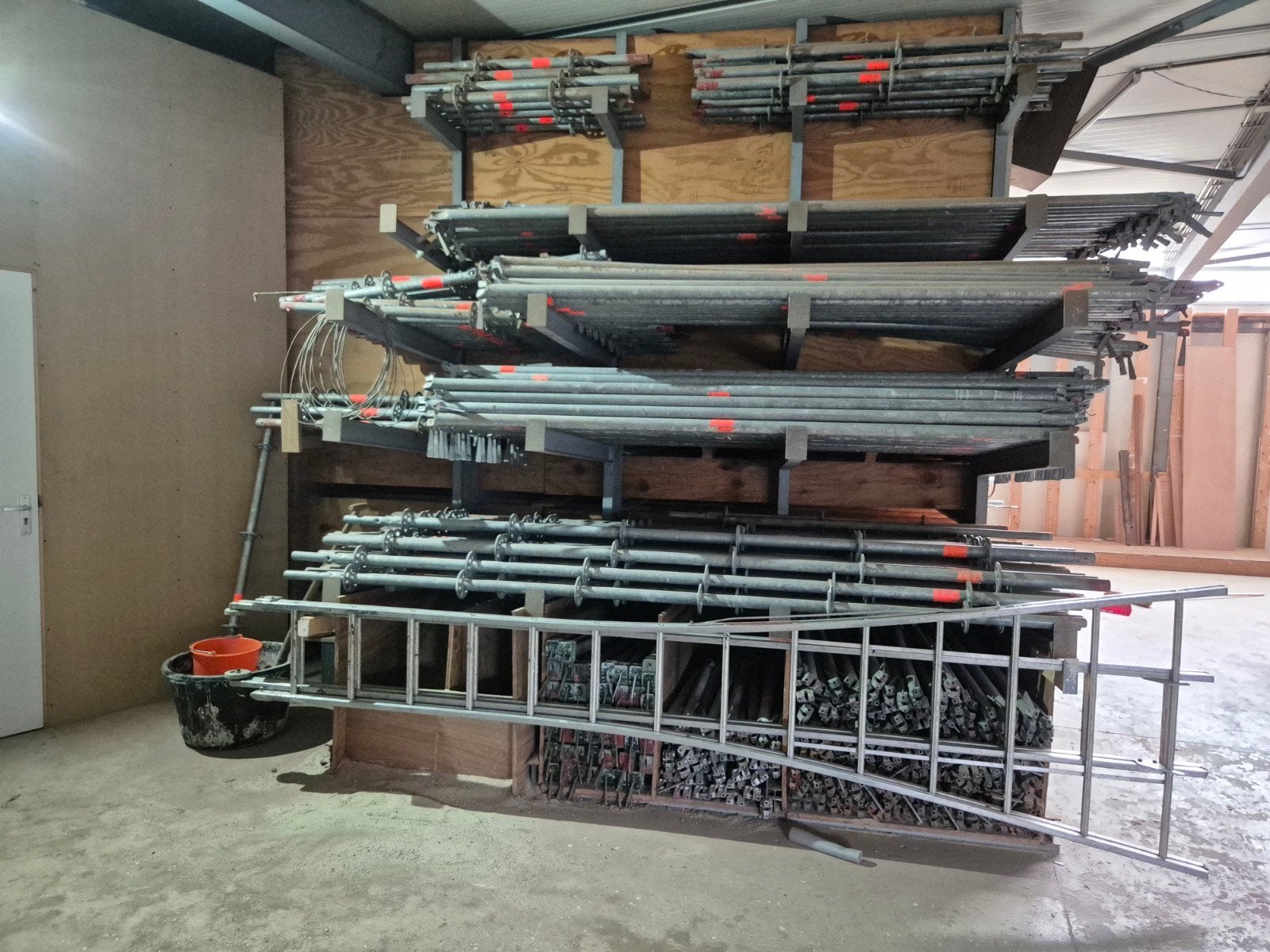 Foto 3 van lyer steiger materiaal.