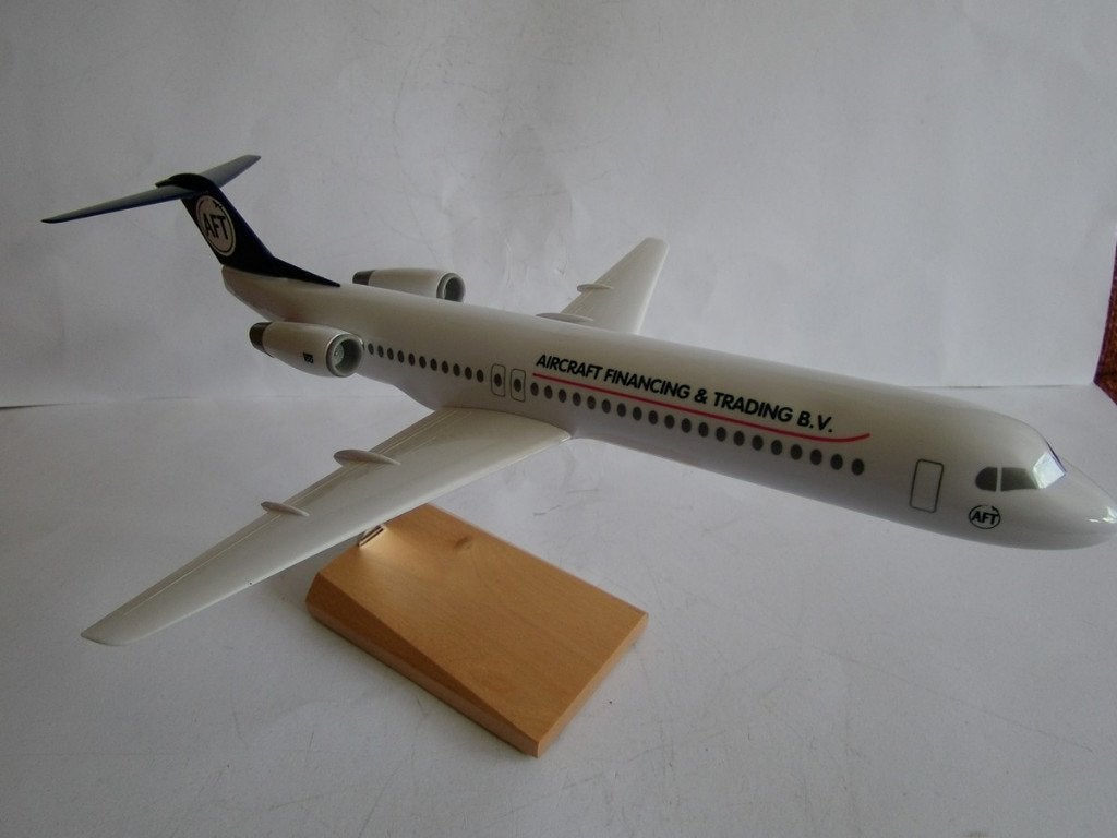 Fokker 100 Aircraft Financing&Trading B.V. , schaal 1/100, Verzamelen, Ophalen of Verzenden, Zo goed als nieuw, Schaalmodel