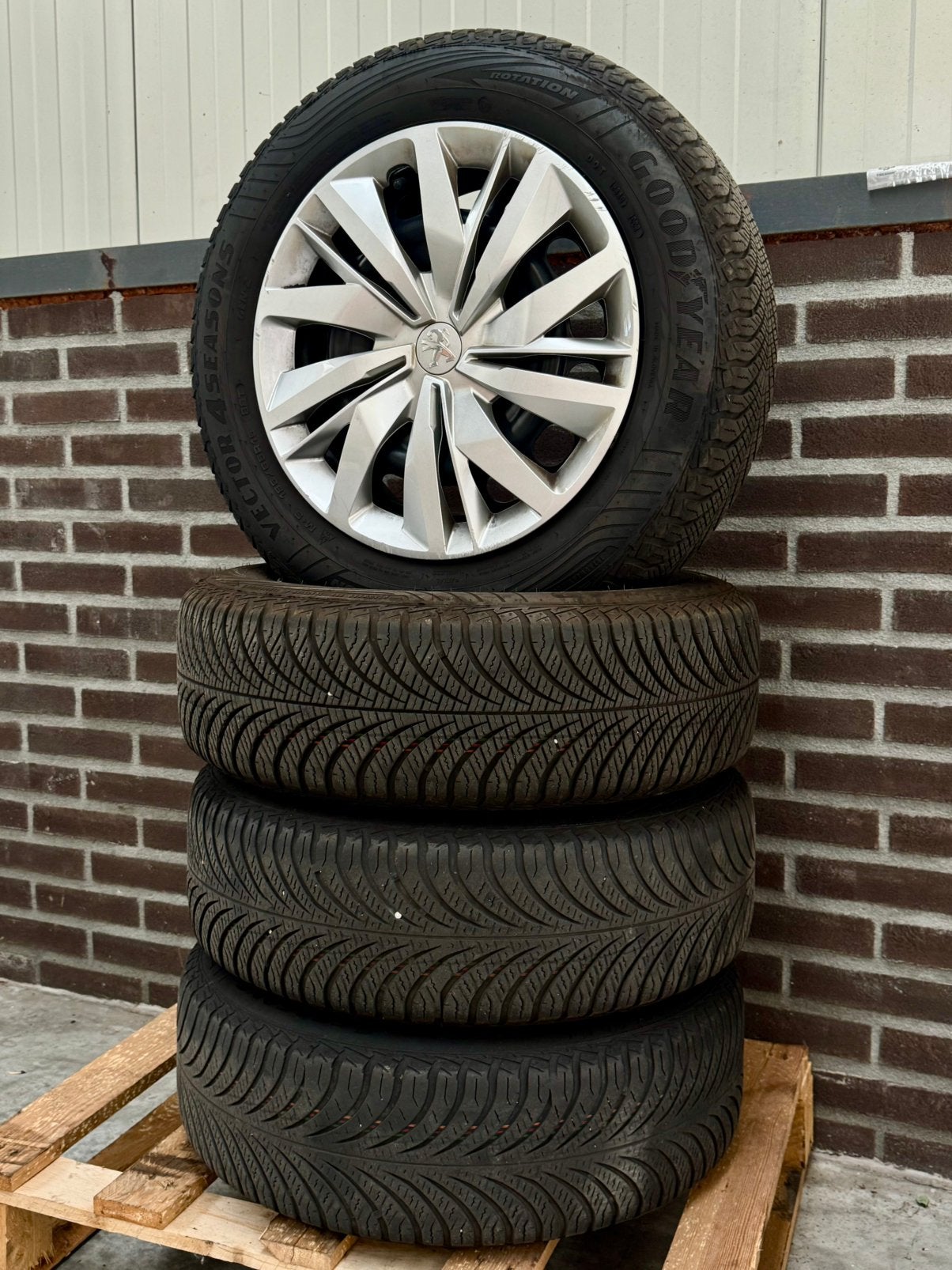 Originele Peugeot velgen met Goodyear all season banden, Ophalen, Zo goed als nieuw