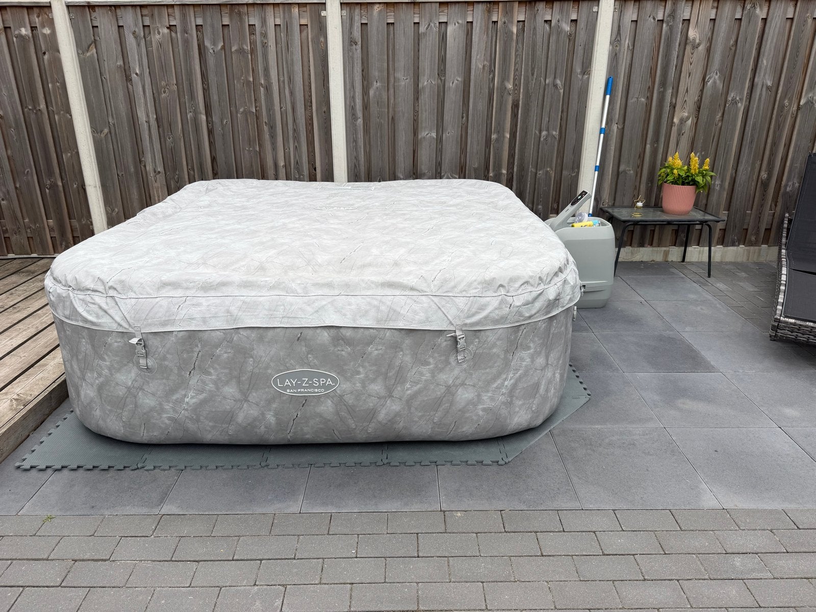 Lay-Z-Spa San Francisco opblaasbare jacuzzi met WiFi, Tuin en Terras, Ophalen, Zo goed als nieuw, Afdekzeil, Opblaasbaar