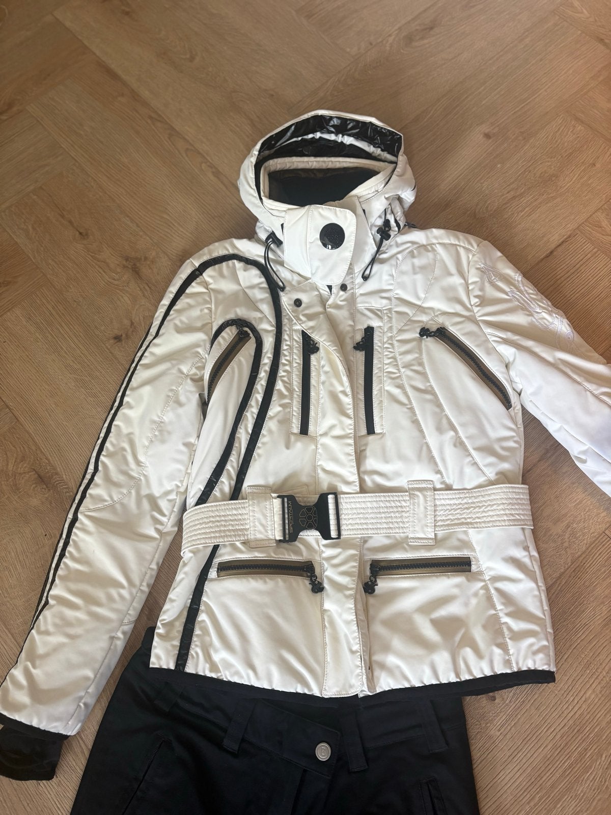 Sportalm ski-jas wit met zwarte details, maat 36 (S), Kleding | Dames, Wintersportkleding, Ophalen of Verzenden, Zo goed als nieuw