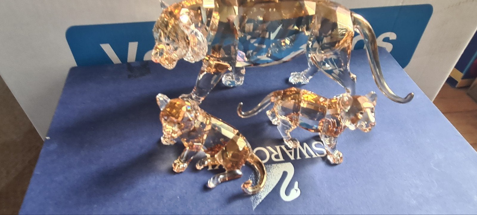 Swarovski Tijger met 2 Welpen jaarstuk 2010, Ophalen of Verzenden, Zo goed als nieuw