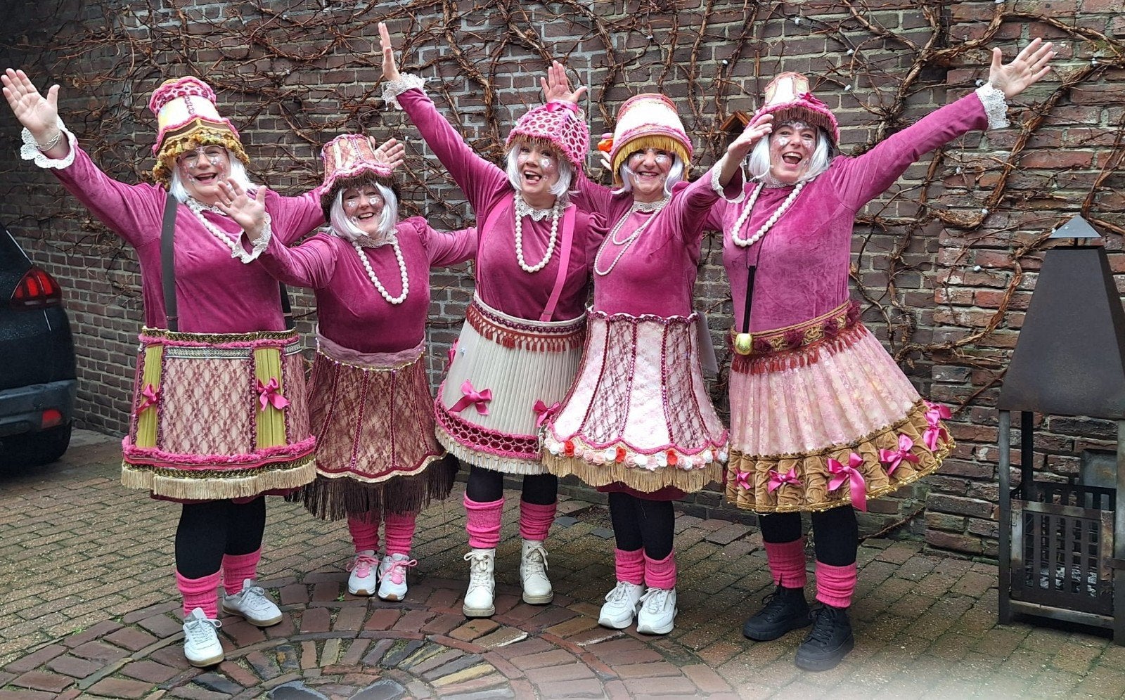 5 mooie karnavals kostuums compleet, Ophalen, Zo goed als nieuw, Maat 42/44 (L), Carnaval