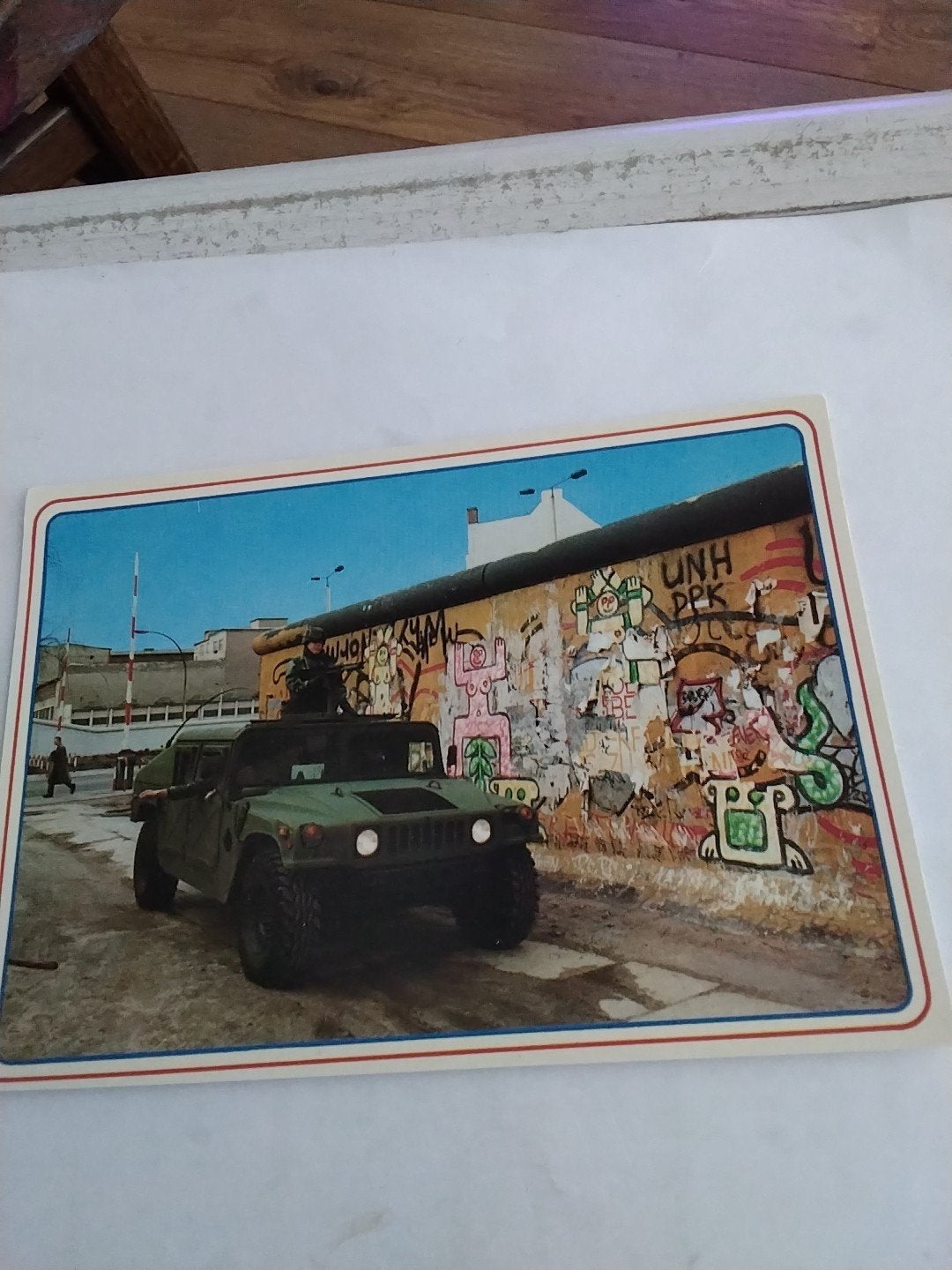 Ansichtkaart Berlijnse Muur met militair voertuig, Verzamelen, Ansichtkaarten | Themakaarten, Ophalen of Verzenden