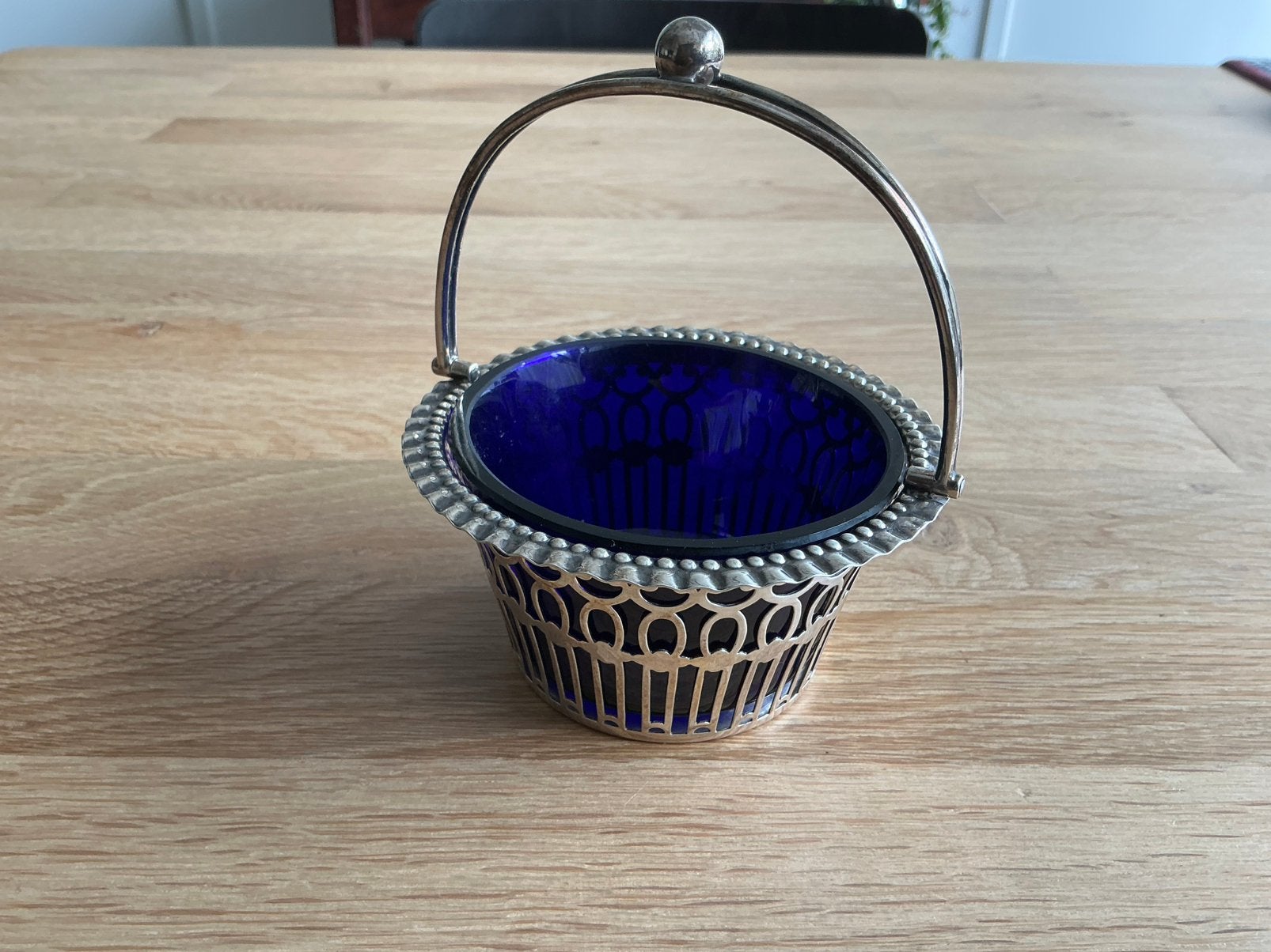 Zilveren mandje, blauw bakje. Gemerkt Chester GB + Z1., Ophalen of Verzenden, Zilver