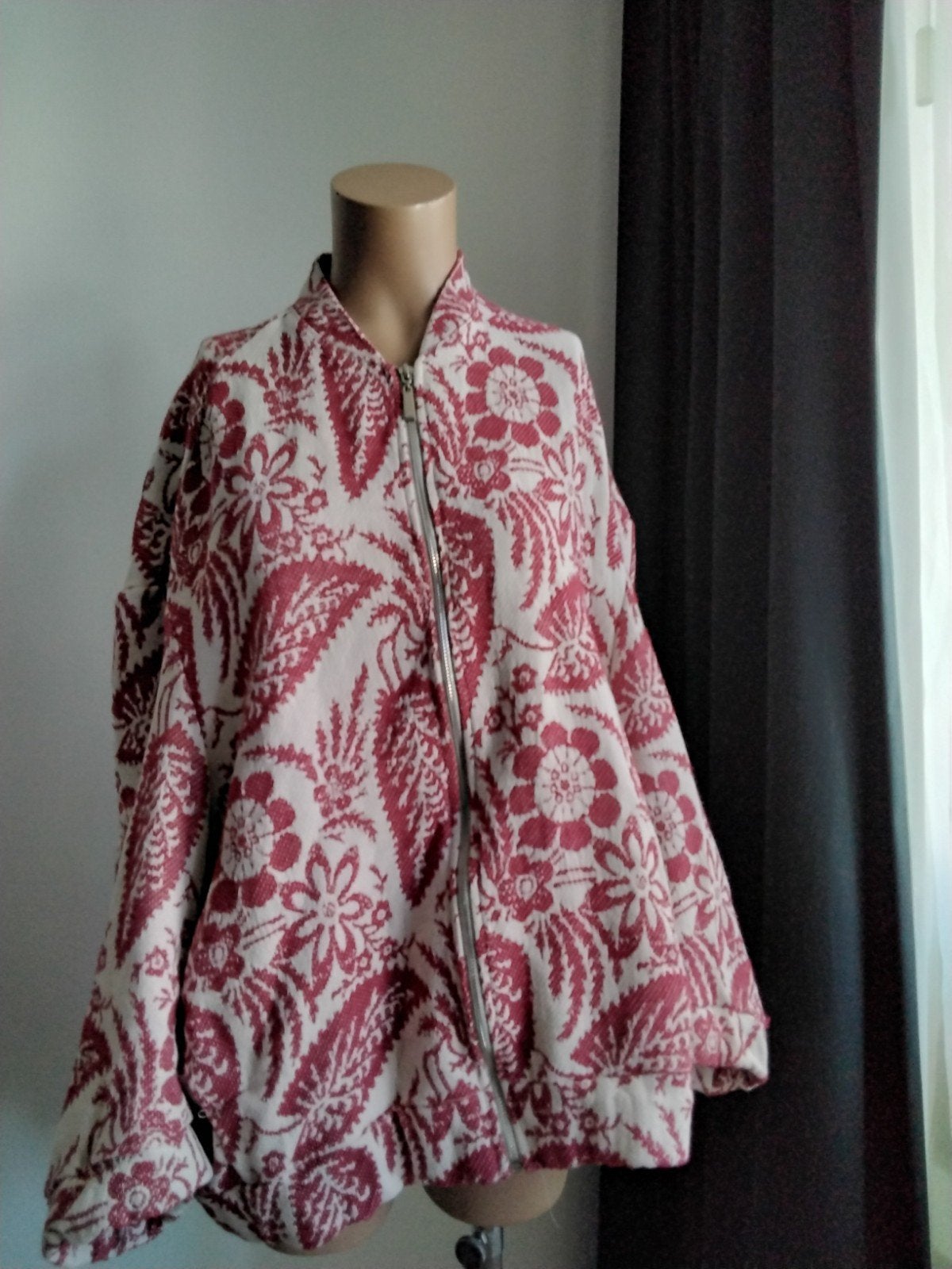 Mooie rode en witte bomberjack met bloemenprint, Maat 38/40 (M), Ophalen of Verzenden, Rood, Onbekend