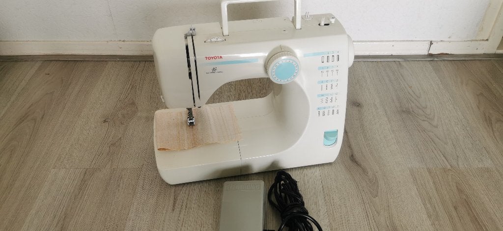 Naaimachine TOYOTA SE04, Ophalen of Verzenden, Zo goed als nieuw, Naaimachine, Overige merken