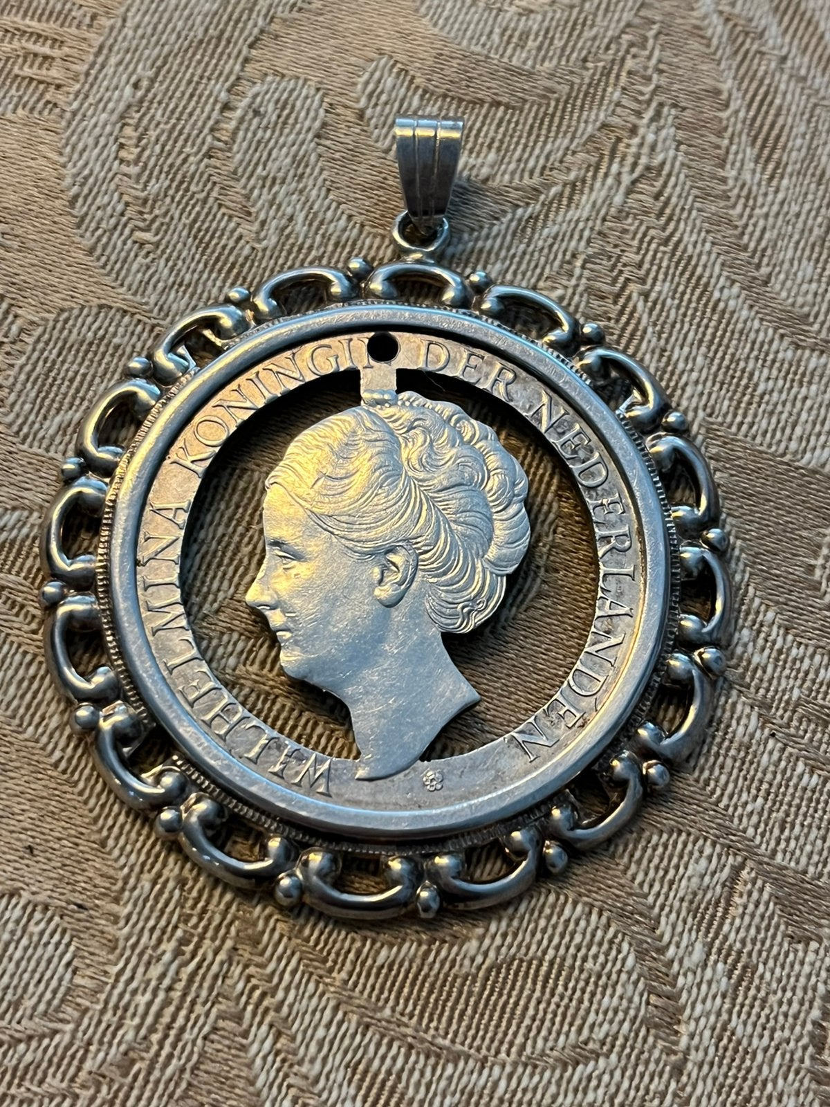 grote 45 mm Zilveren hanger met Koningin Wilhelmina munt, Ophalen of Verzenden, Gebruikt, Zilver, Overige voorstellingen