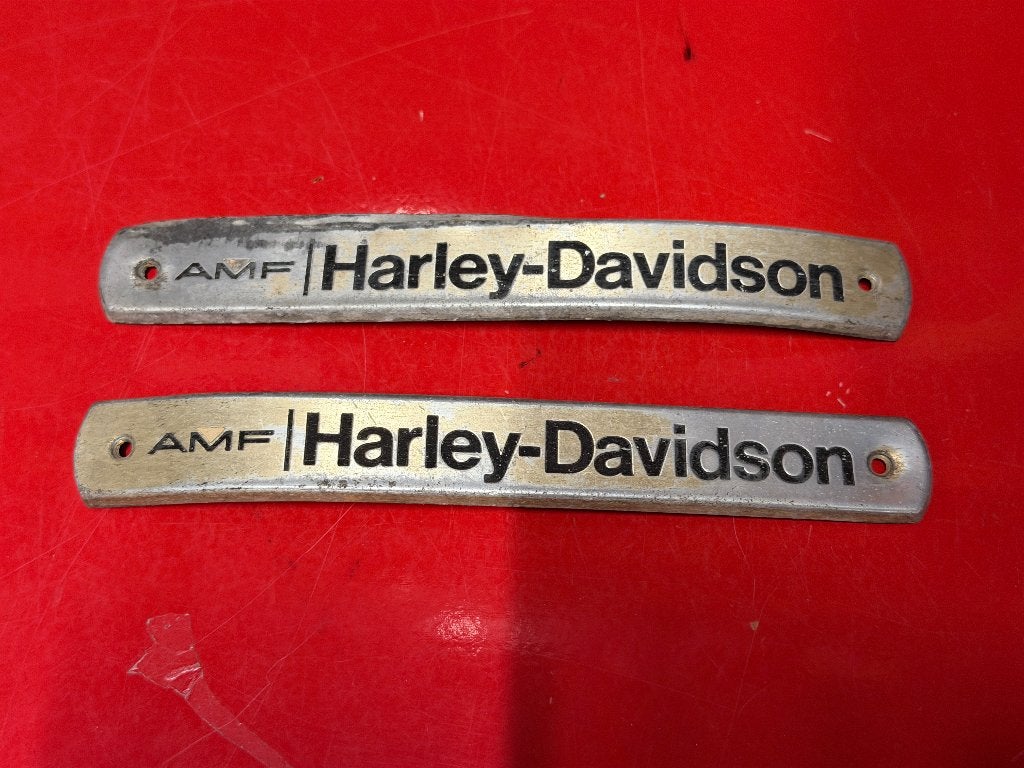 Vintage Harley-Davidson AMF Metalen Emblemen 2 Stuks, Motoren, Ophalen of Verzenden, Gebruikt