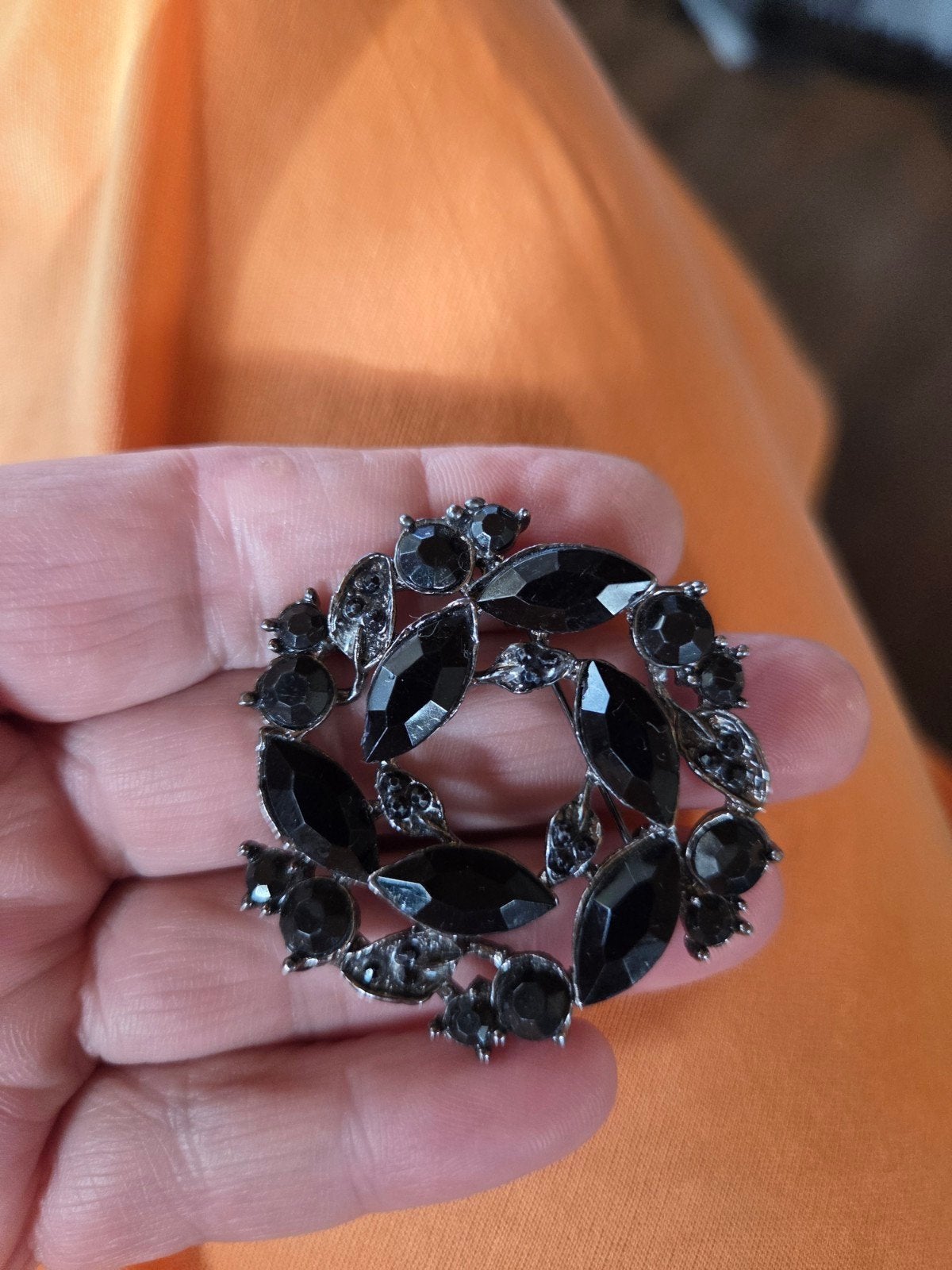 Vintage Broche met Zwarte Stenen - Elegant en Tijdloos, Met kristal, Overige materialen, 4 tot 7 cm, Gebruikt