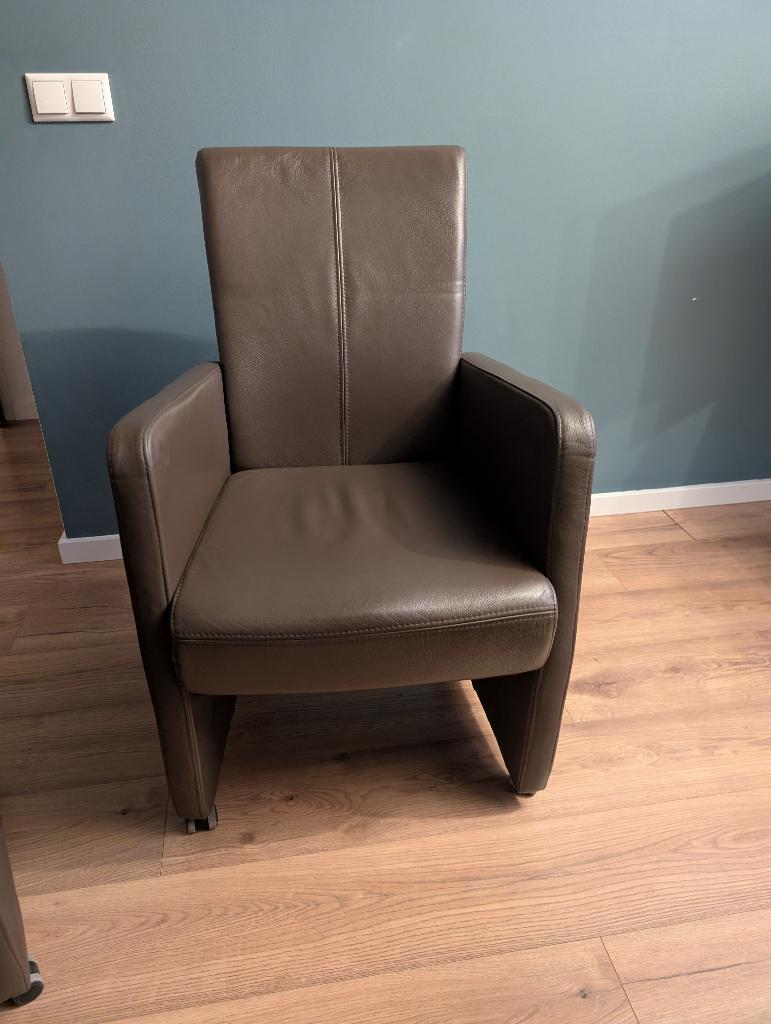 Gratis 4 leren eetkamerstoelen op wieltjes., Huis en Inrichting, Ophalen, Gebruikt, Bruin, Leer