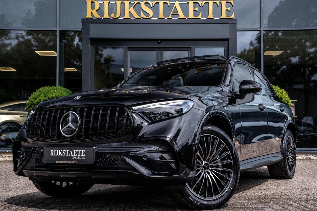 Mercedes GLC-klasse 300e 4MATIC AMG Line|PANO|LUCHTV|20|360, Auto's, Automaat, Automatische klimaatregeling, Gebruikt, Zwart