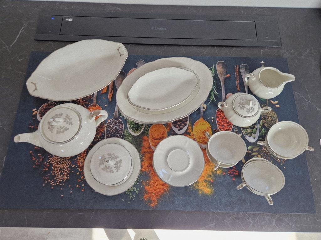 Antiek servies wit met zilverrand gedecoreerd met bloemmetje, Ophalen
