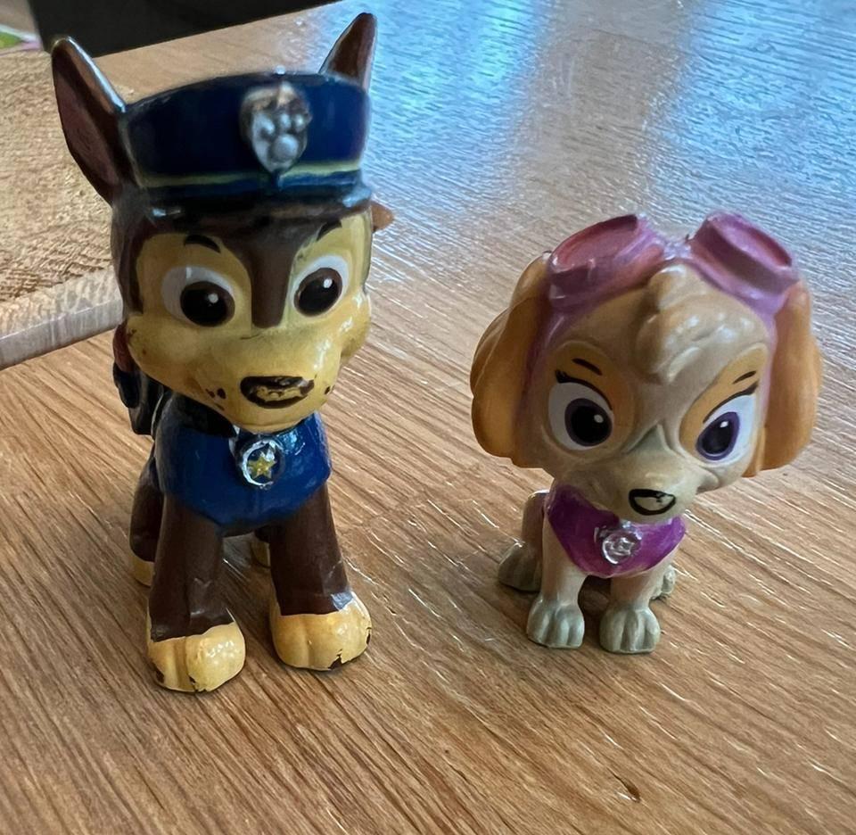 2 kleine Paw Patrol figuurtjes Chase en Skye, Ophalen of Verzenden, Hond