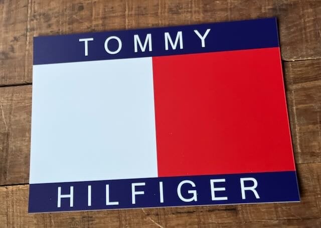 TOMMY HILFINGER  store etalage bordje 25zx35.jpeg, Verzamelen, Ophalen of Verzenden, Reclamebord