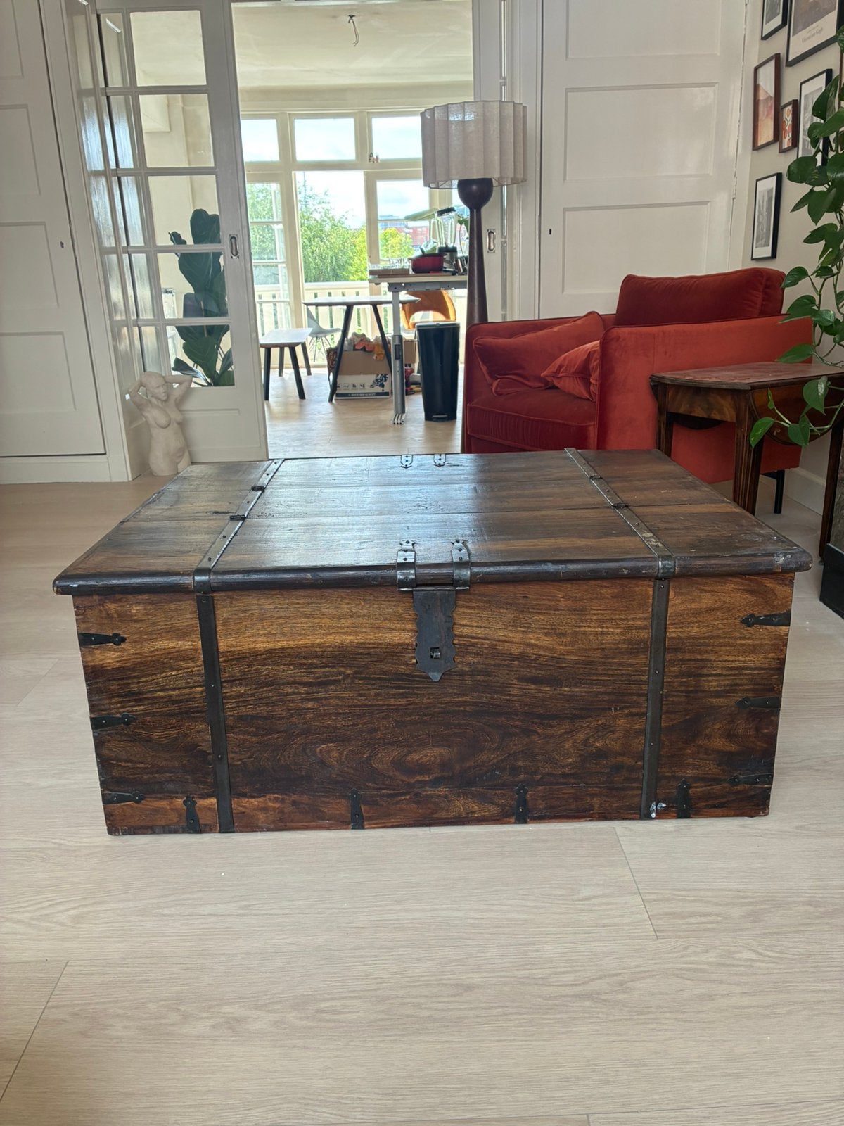 Antieke houten kist met metalen beslag, Ophalen