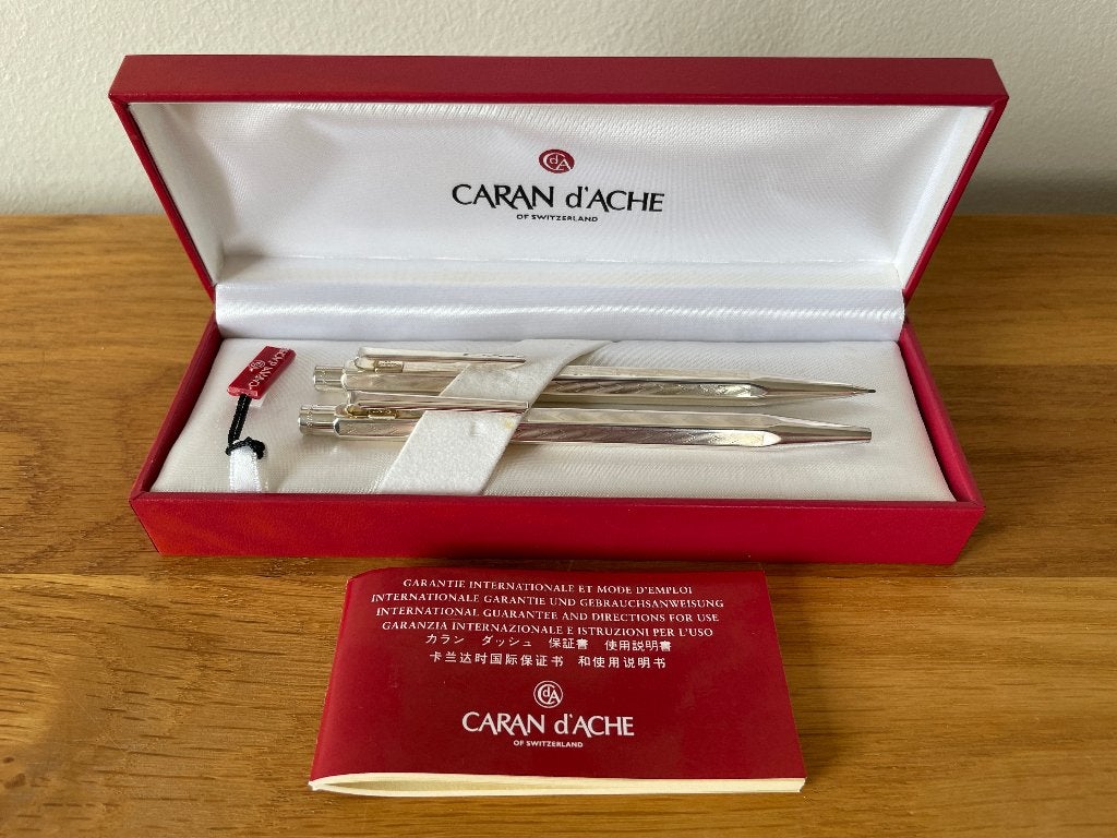Set: Caran d'Ache Ecridor Chevron vulpotlood en balpen, Verzamelen, Overige merken, Balpen, Met doosje, Ophalen of Verzenden