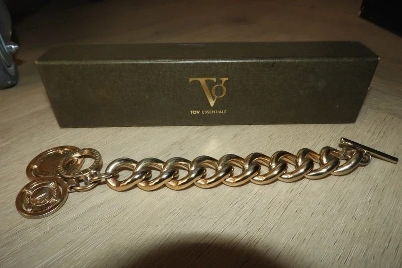Tov Essentials schakkel armband bedels munten eraan in doos, Sieraden, Tassen en Uiterlijk, Gebruikt, Staal, Verzenden, Met bedels of kralen