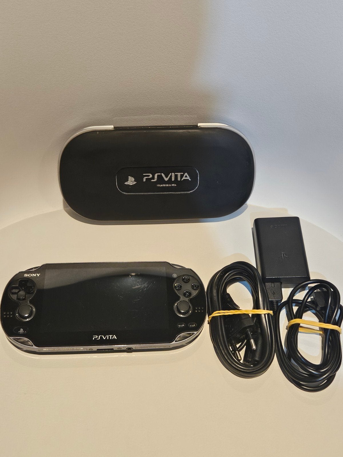 Sony PS Vita - 16GB, Ophalen of Verzenden, Zo goed als nieuw, Zwart, Met games