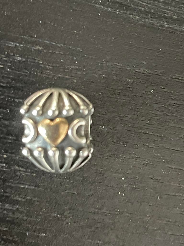 Pandora Bedel met goud hartje, Sieraden, Tassen en Uiterlijk, Bedels, Ophalen of Verzenden, Zo goed als nieuw, Goud, Pandora