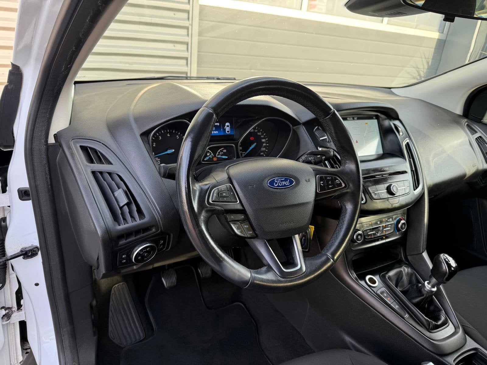 Ford Focus Wagon 1.0 125 Pk | Navi | PDC | Stoelverwarming!, Auto's, Gebruikt, Zwart, Wit, Handgeschakeld