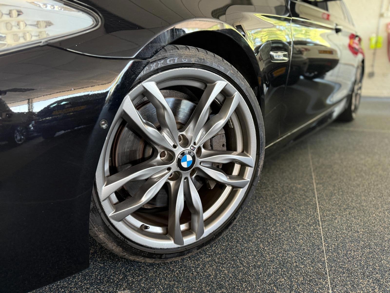 BMW 5-serie Touring M550xd |Stoel Verwarming/Ventilatie | Ca, Auto's, Automaat, Gebruikt, 2993 cc, Zwart