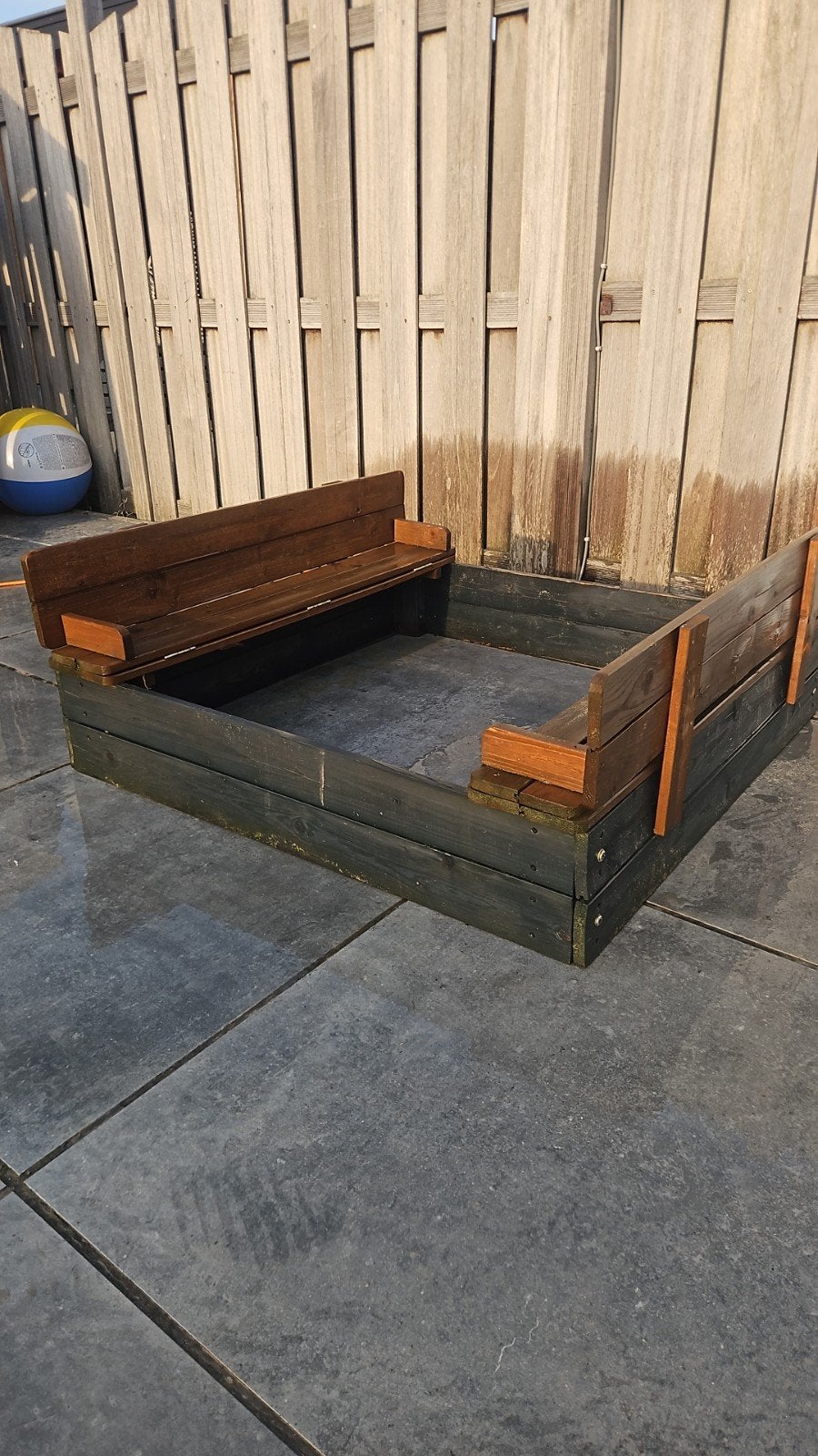 Houten zandbak met bankjes, Ophalen