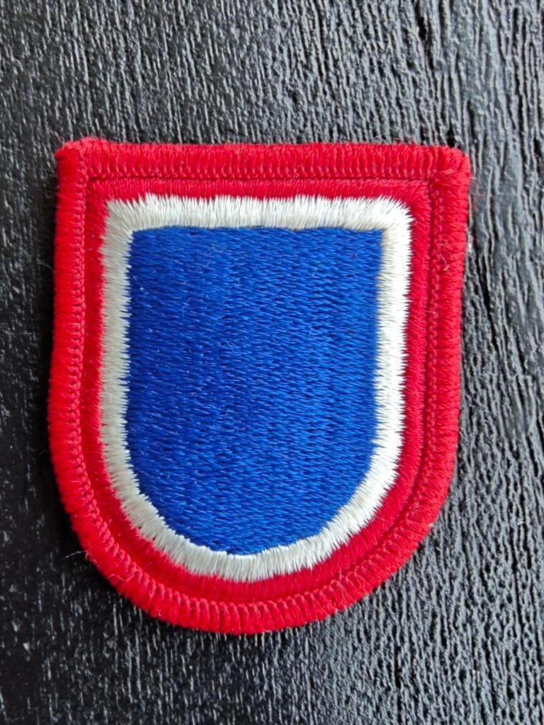 82nd Airborne Division Baret embleem Headquarters, Ophalen of Verzenden, Landmacht, Amerika, Embleem of Badge