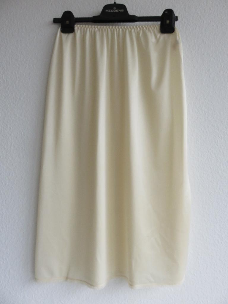 Triumph onderrok Jupon met split, kant en bloemetje maat 40, Kleding | Dames, Ondergoed en Lingerie, Overige typen, Beige, Ophalen of Verzenden