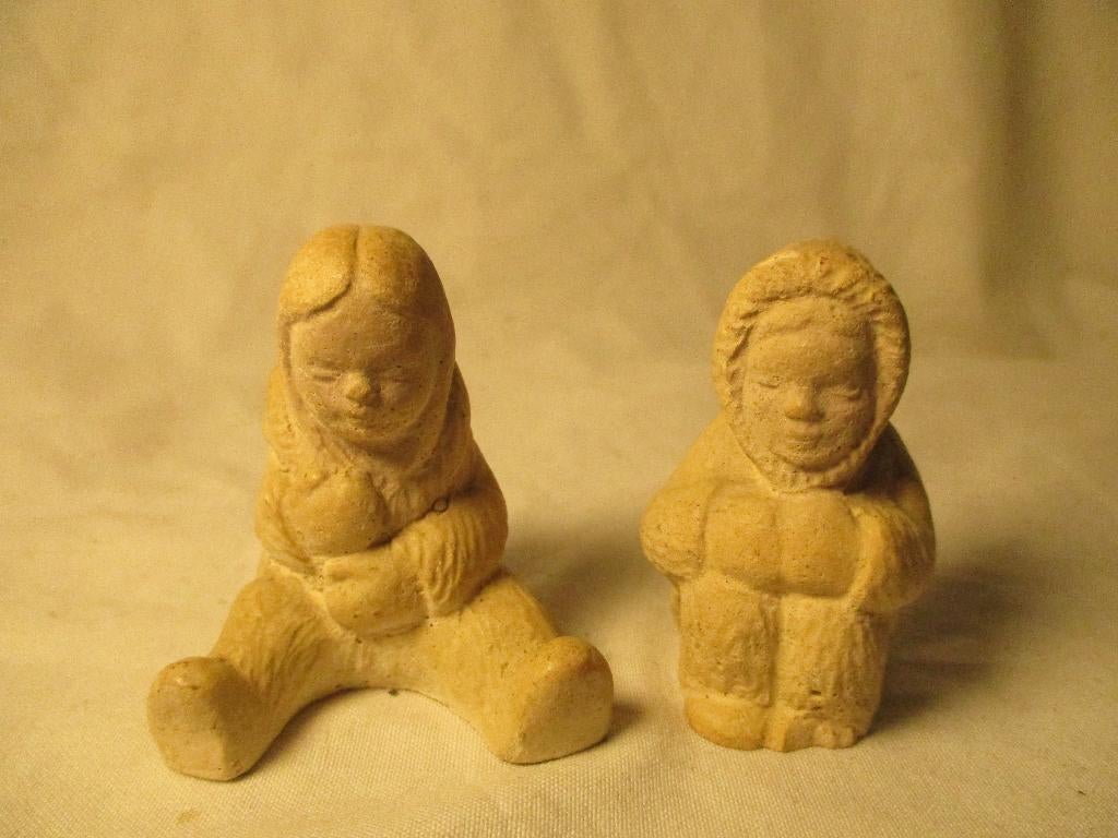 2x beeldjes van steen eskimo,s, Ophalen of Verzenden