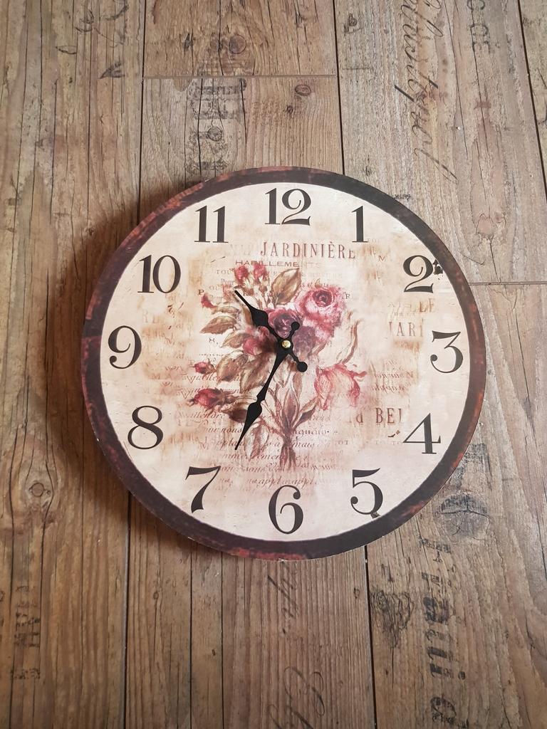 Brocante klok, Huis en Inrichting, Woonaccessoires | Klokken, Ophalen of Verzenden, Zo goed als nieuw, Analoog, Wandklok