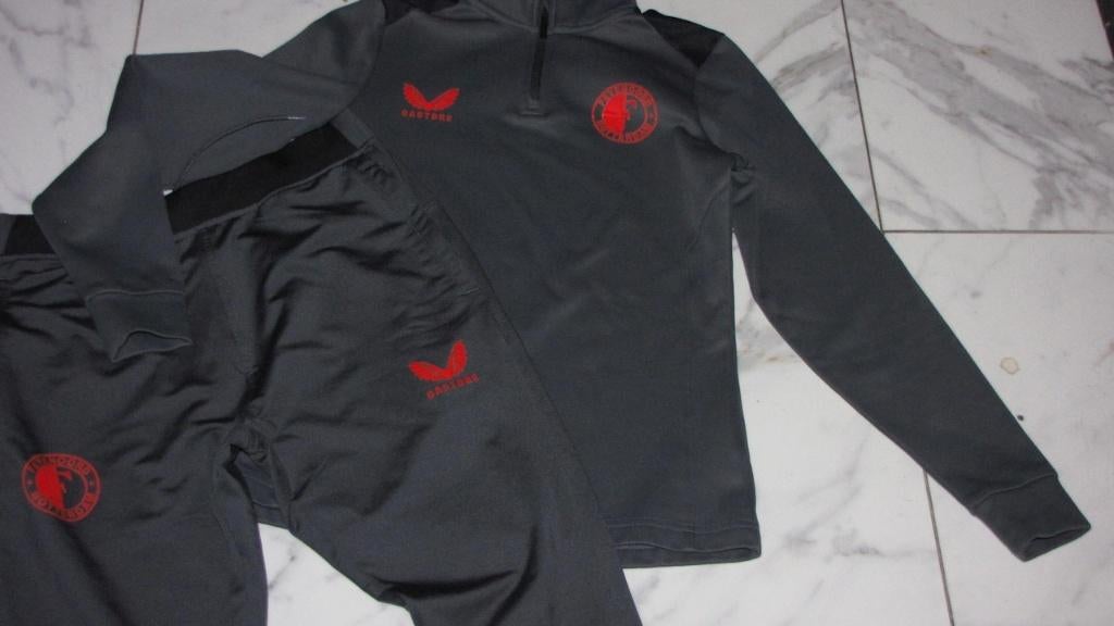 164 FEYENOORD trainingspak grijs, Ophalen of Verzenden, Zo goed als nieuw, Jongen, Sport- of Zwemkleding