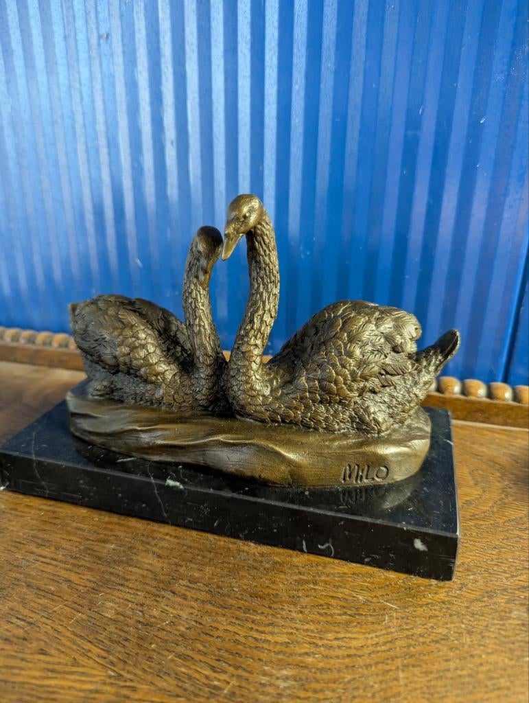 Bronzen beeld van zwanen op marmeren sokkel, Ophalen of Verzenden