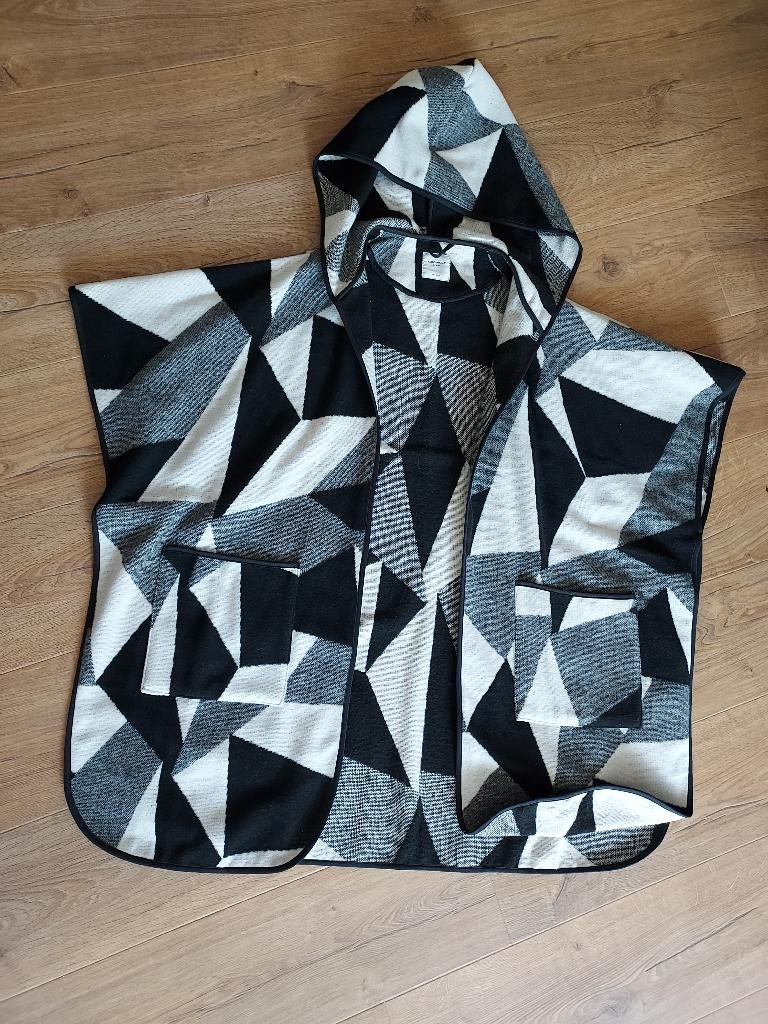 ZGAN Only Poncho / cape one size ZWART-WIT, Ophalen of Verzenden, Zo goed als nieuw, Maat 38/40 (M), Zwart