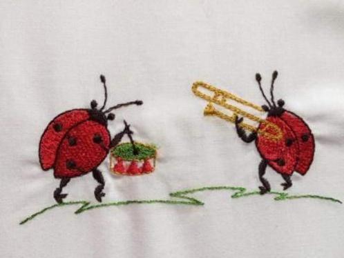 Lieveheersbeestjes geborduurd lakentje + kussensloop, Jongetje of Meisje, Wit, Overige typen, Ophalen of Verzenden