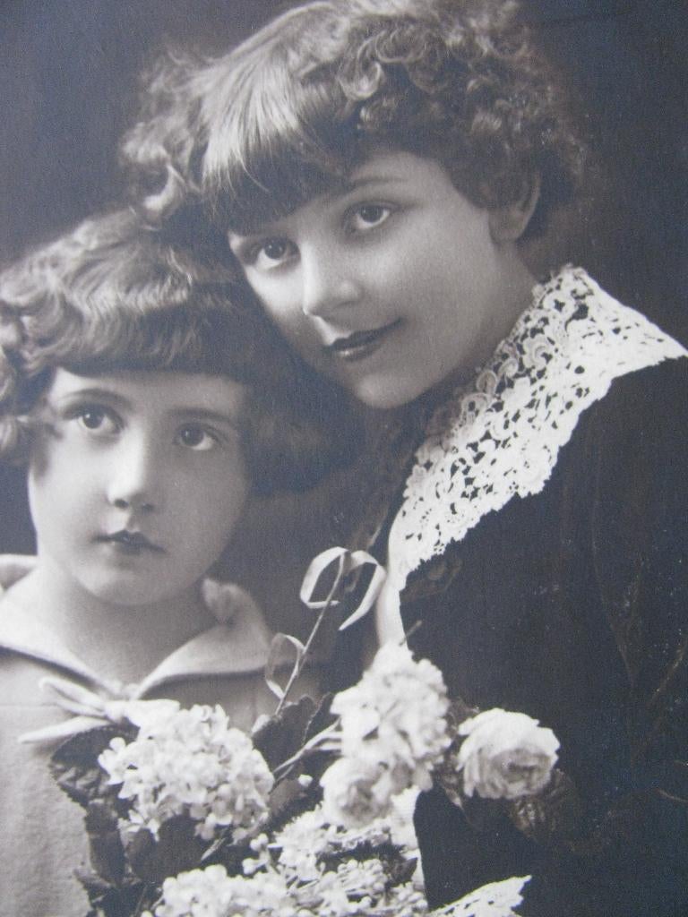 Oude PC Paris Kaart - Meisjes met Bloemen / Kraag van Kant, Verzenden, 1920 tot 1940, Ongelopen, Kinderen
